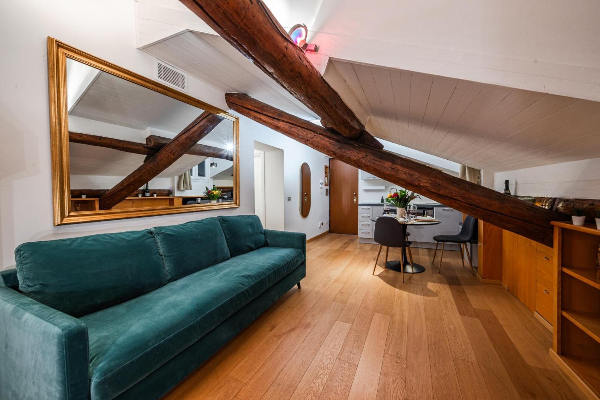 The Mirror Attic - Moscova Brera Apartment