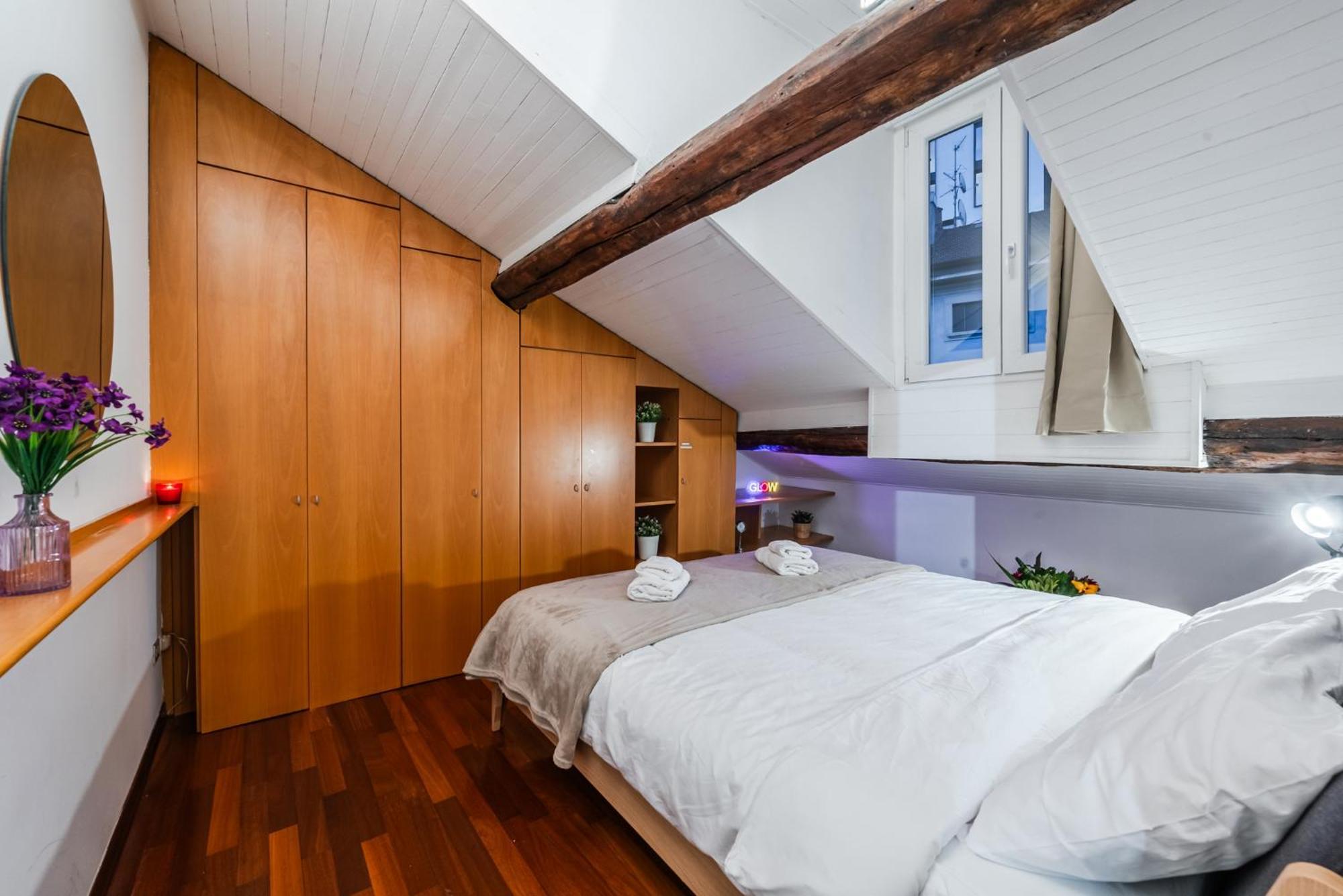 The Mirror Attic - Moscova Brera Mailand