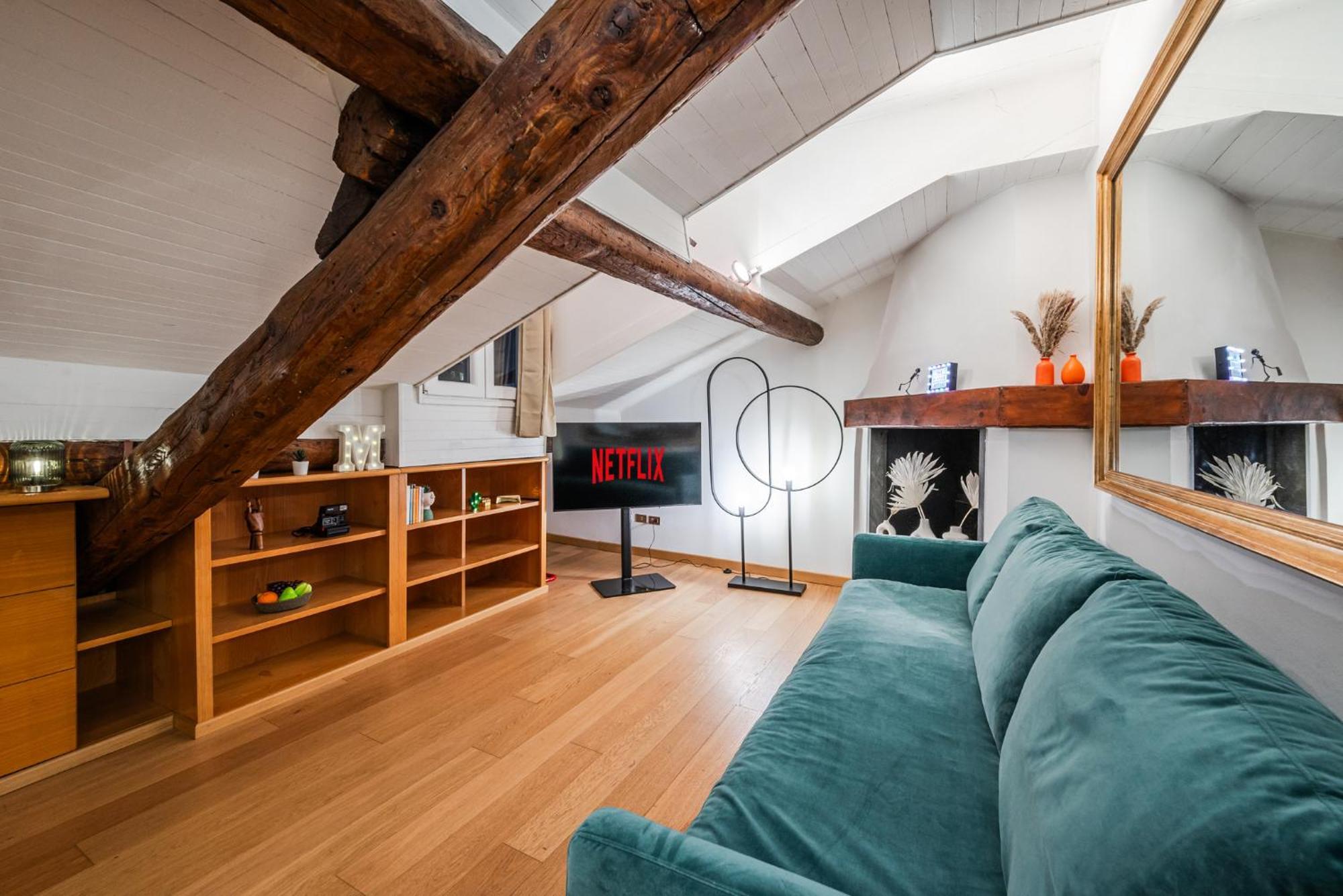 The Mirror Attic - Moscova Brera Mailand